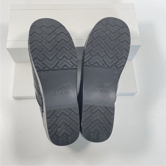 Dansko Professional Tooled Leather Clogs in Black Excellent condition 39 or 8.5 - Picture 7 of 10